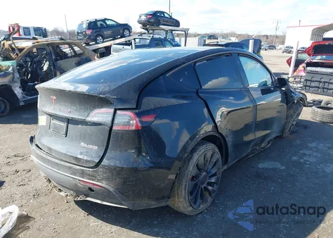2025 Tesla Model Y Performance Dual Motor All-Wheel Drive z USA, uszkodzony, nr VIN 7SAYGDEF8SF310455